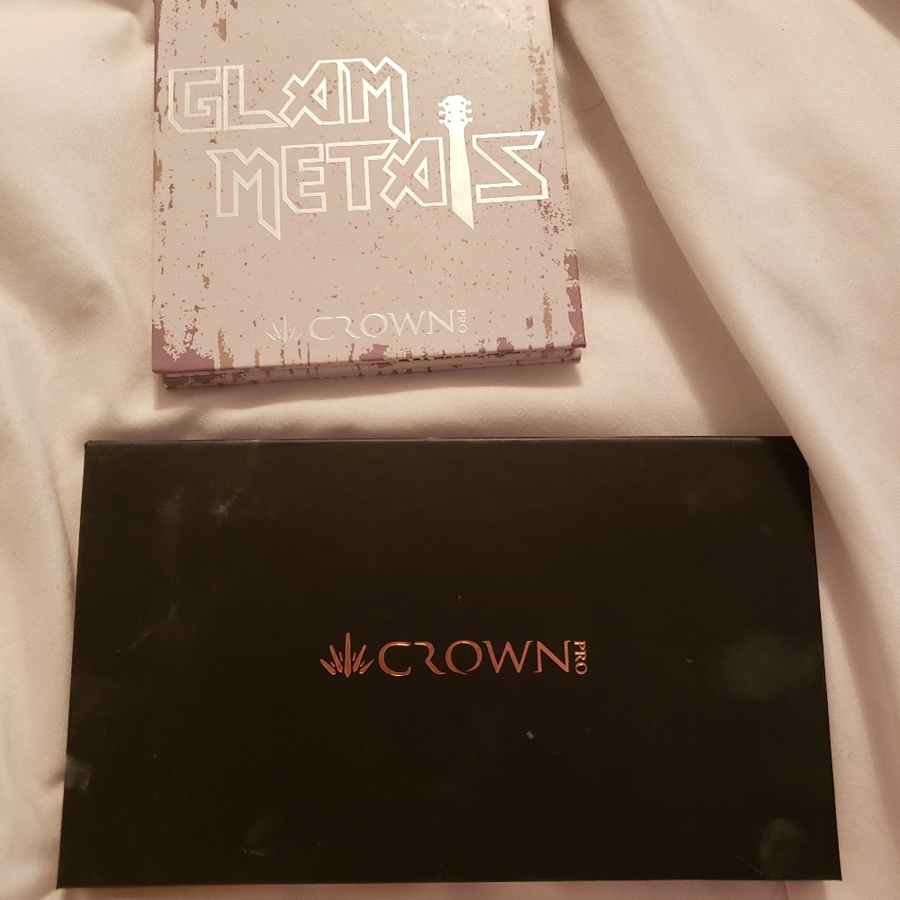 Crown eyeshadow pallet bundle